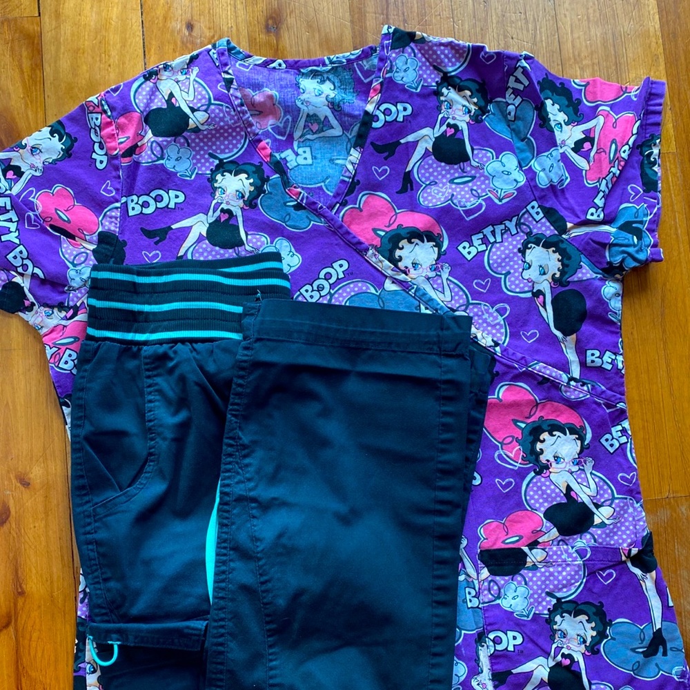 Scrub set